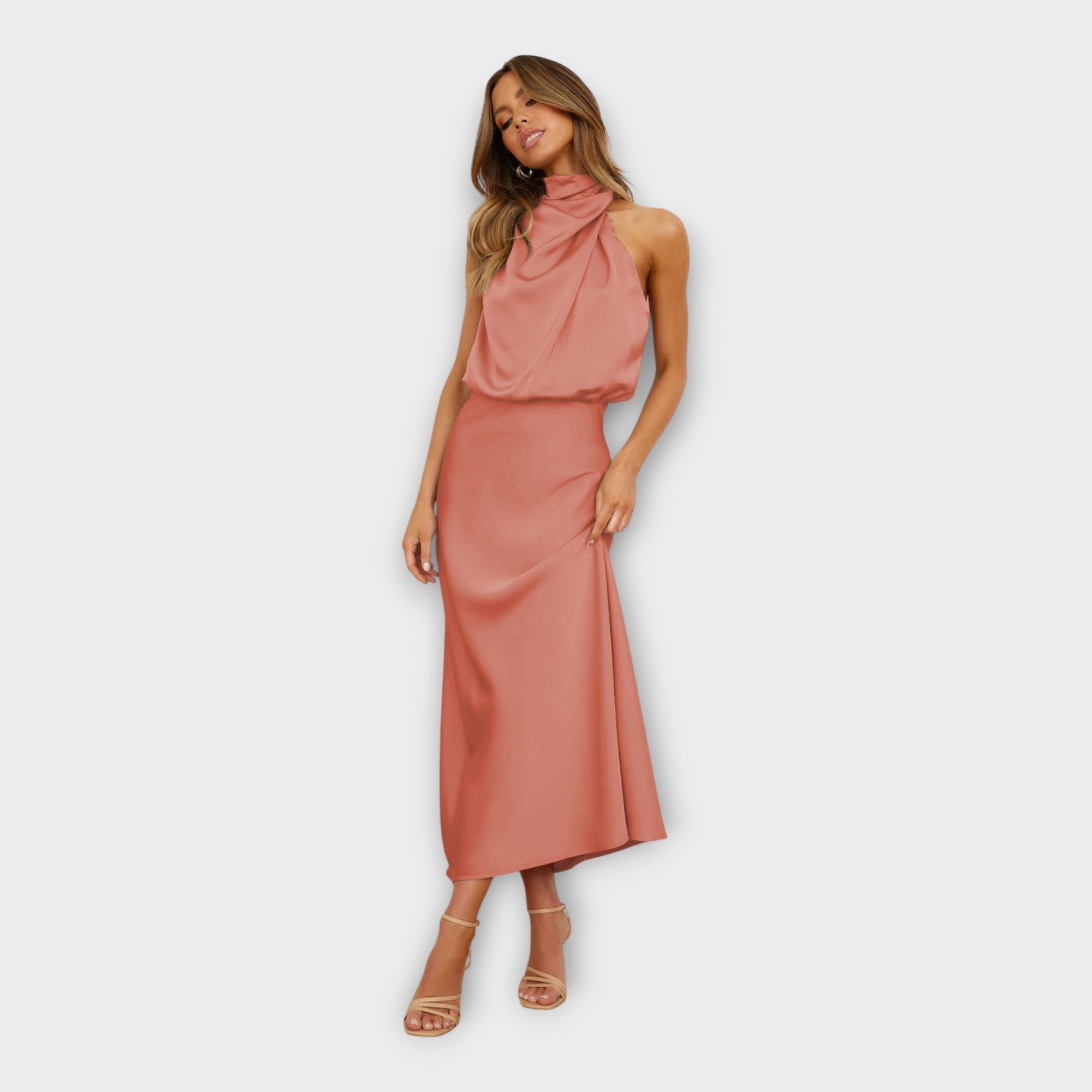 Aureline – Robe longue en satin à col montant et dos nu