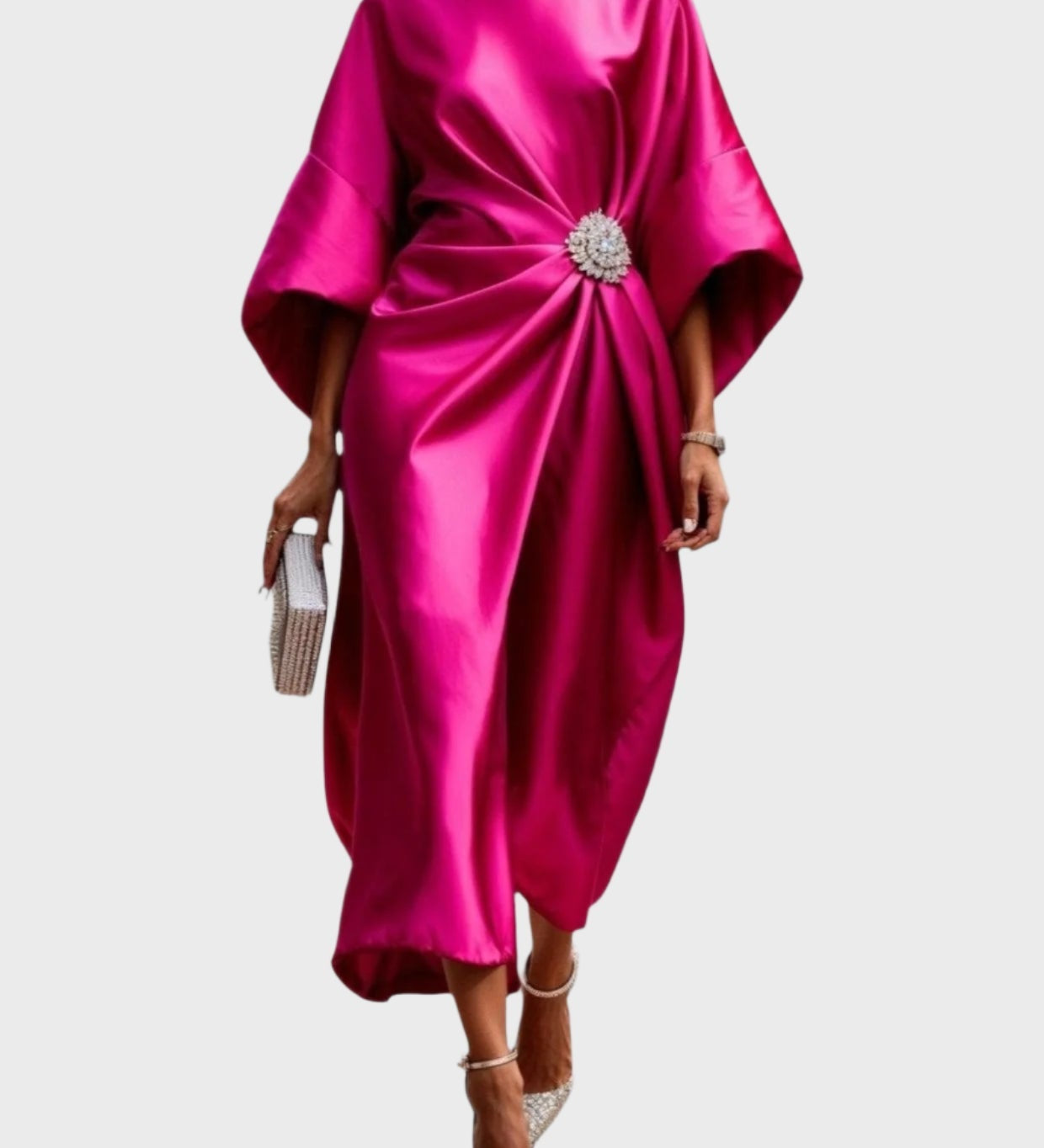 Marvella – Robe en satin à plis latéraux et boucle décorative