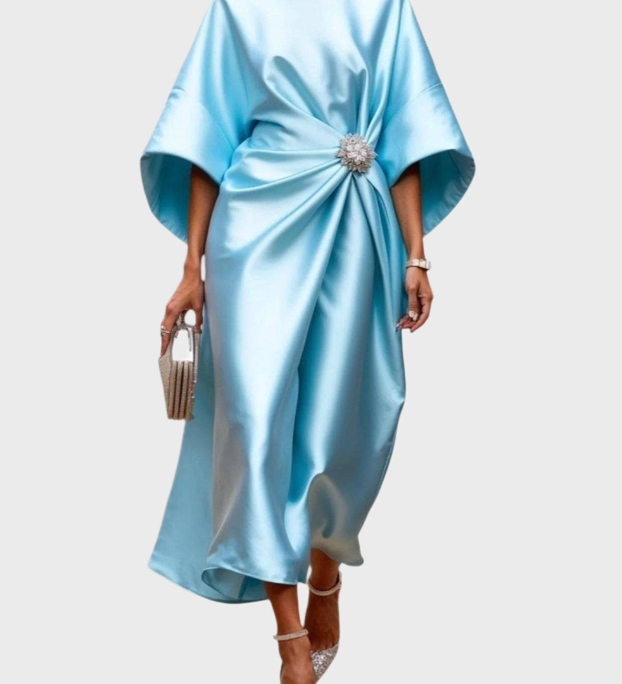 Marvella – Robe en satin à plis latéraux et boucle décorative