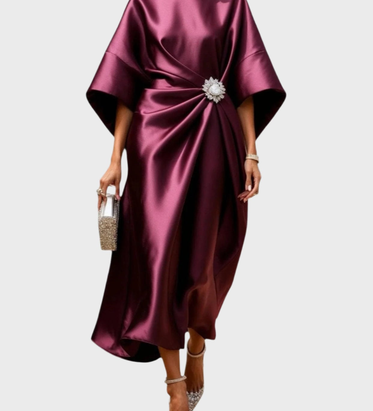 Marvella – Robe en satin à plis latéraux et boucle décorative