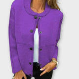 Cardigan classique à boutons sur le devant, au charme naturel.