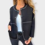 Cardigan classique à boutons sur le devant, au charme naturel.