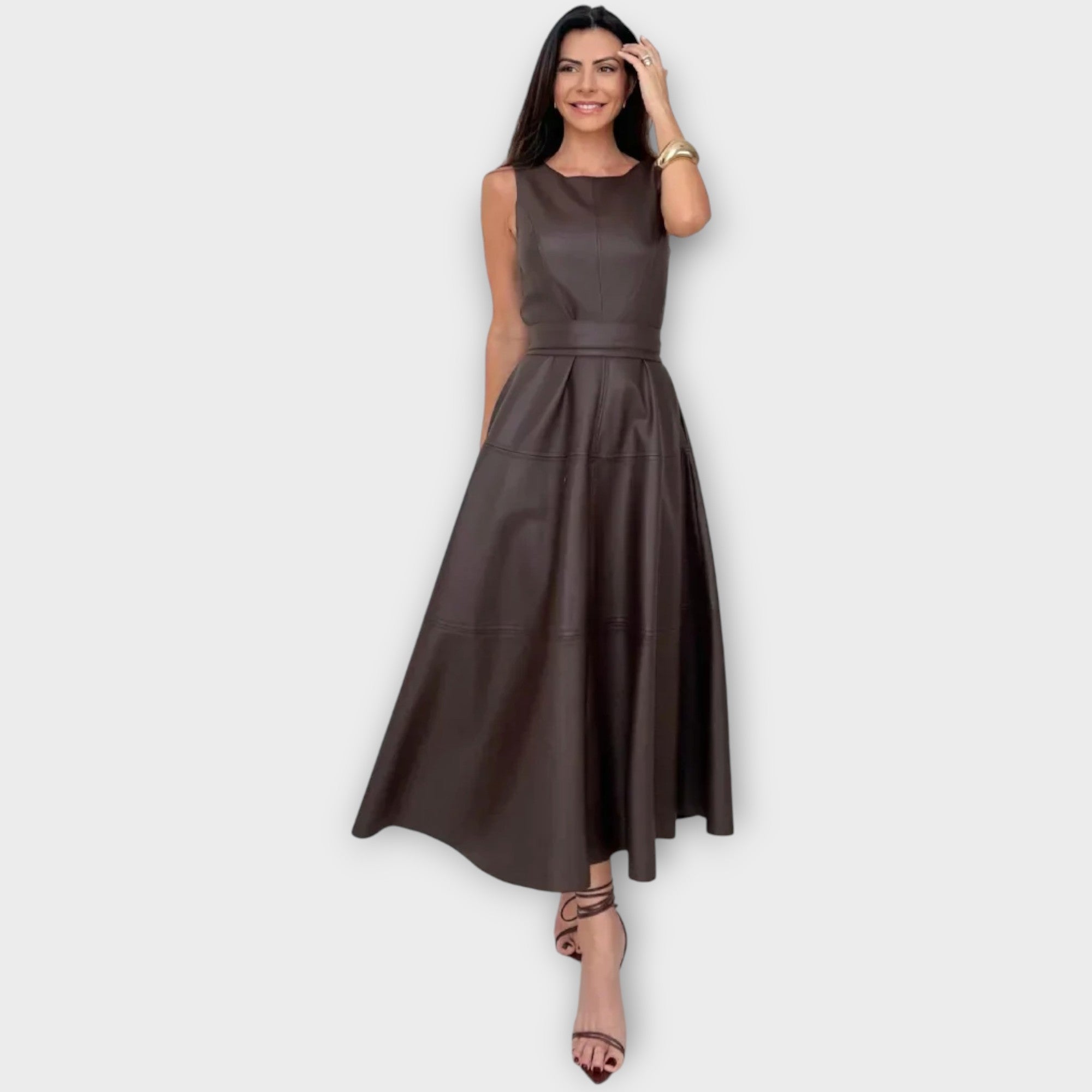 Lyria – Robe midi en cuir synthétique élégante