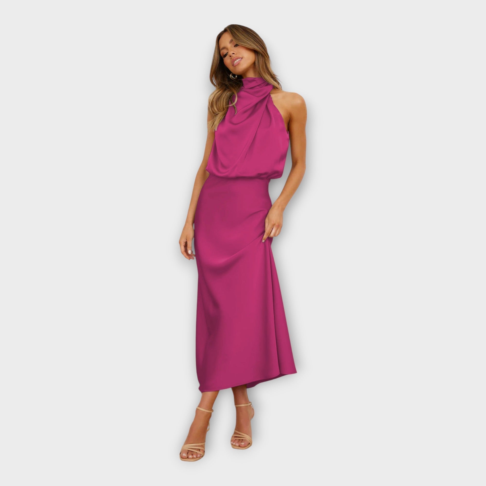 Aureline – Robe longue en satin à col montant et dos nu