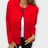 Cardigan classique à boutons sur le devant, au charme naturel.