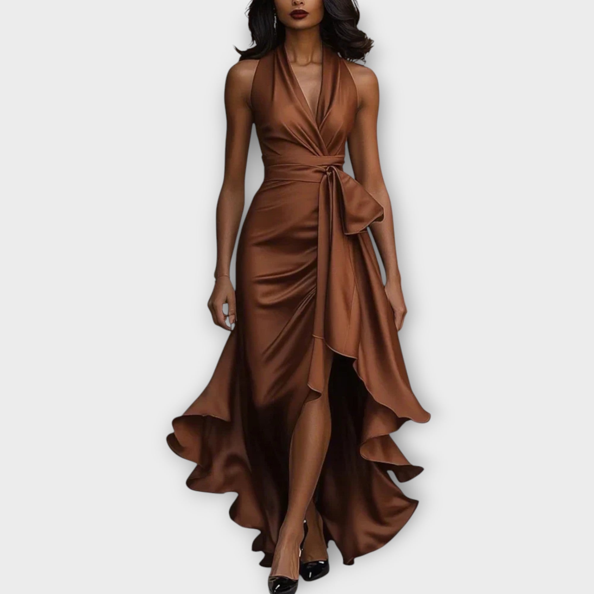 Celestina – Robe de soirée en satin à col montant et ceinture froncée