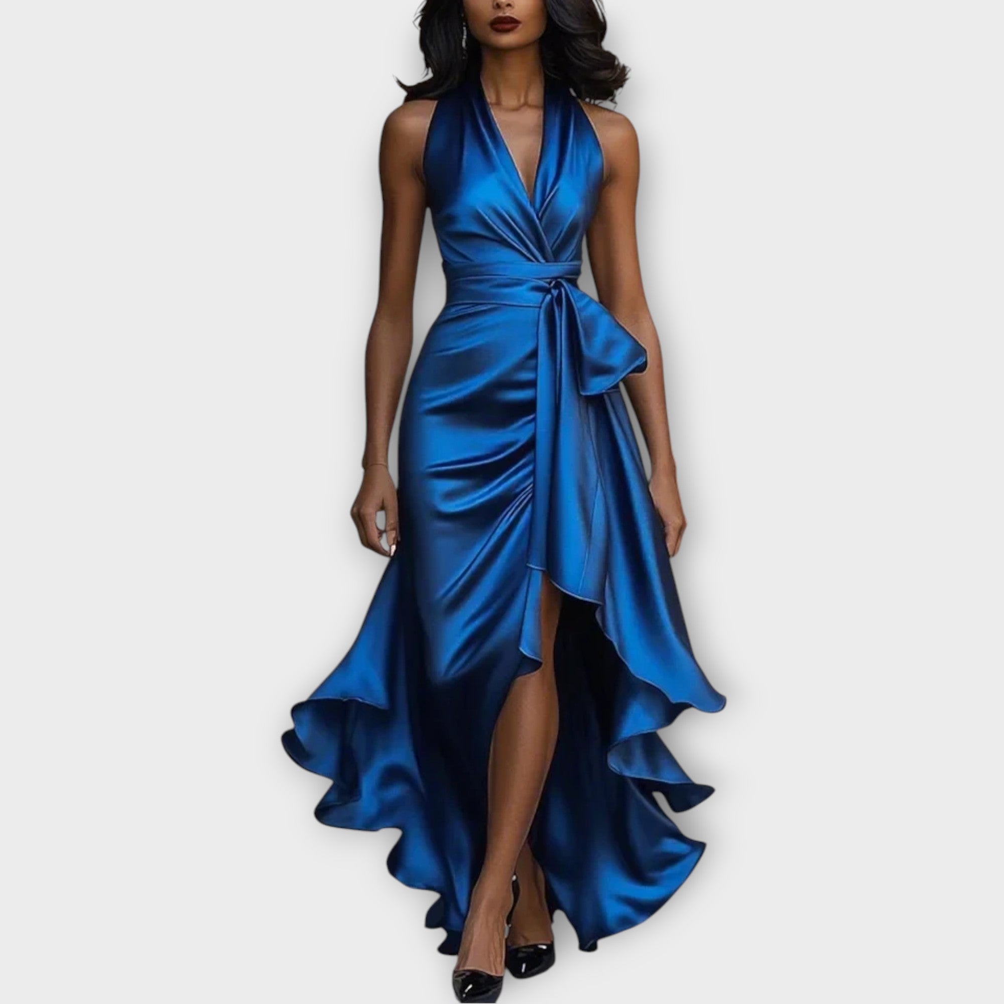 Celestina – Robe de soirée en satin à col montant et ceinture froncée