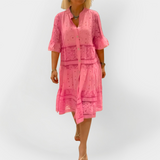 Robe en dentelle à manches et boutons sur le devant