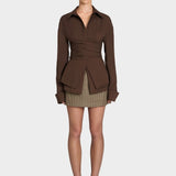 Chemise cintrée avec portefeuille et détails élégants