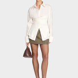 Chemise cintrée avec portefeuille et détails élégants