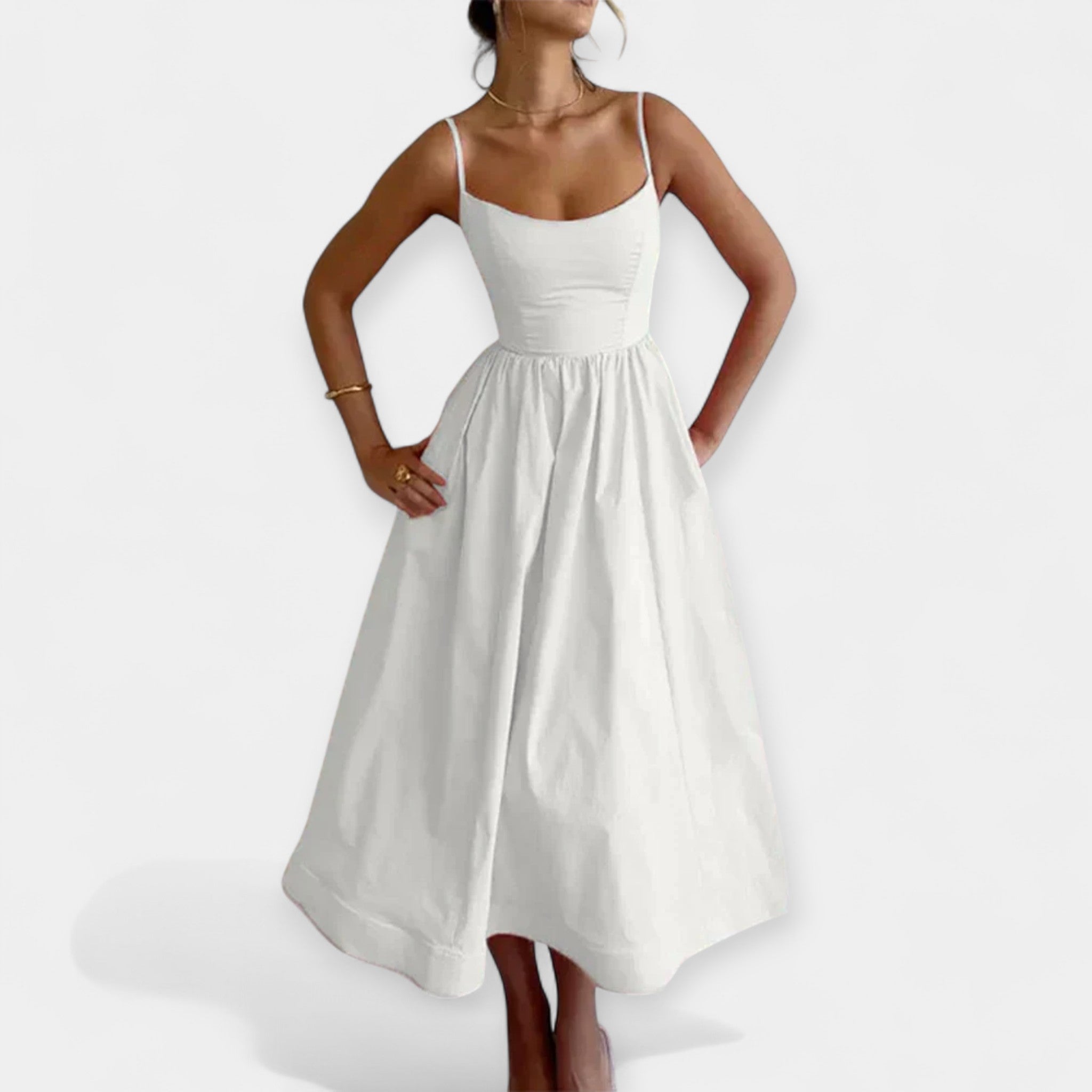 Robe courte à encolure ronde et bretelles