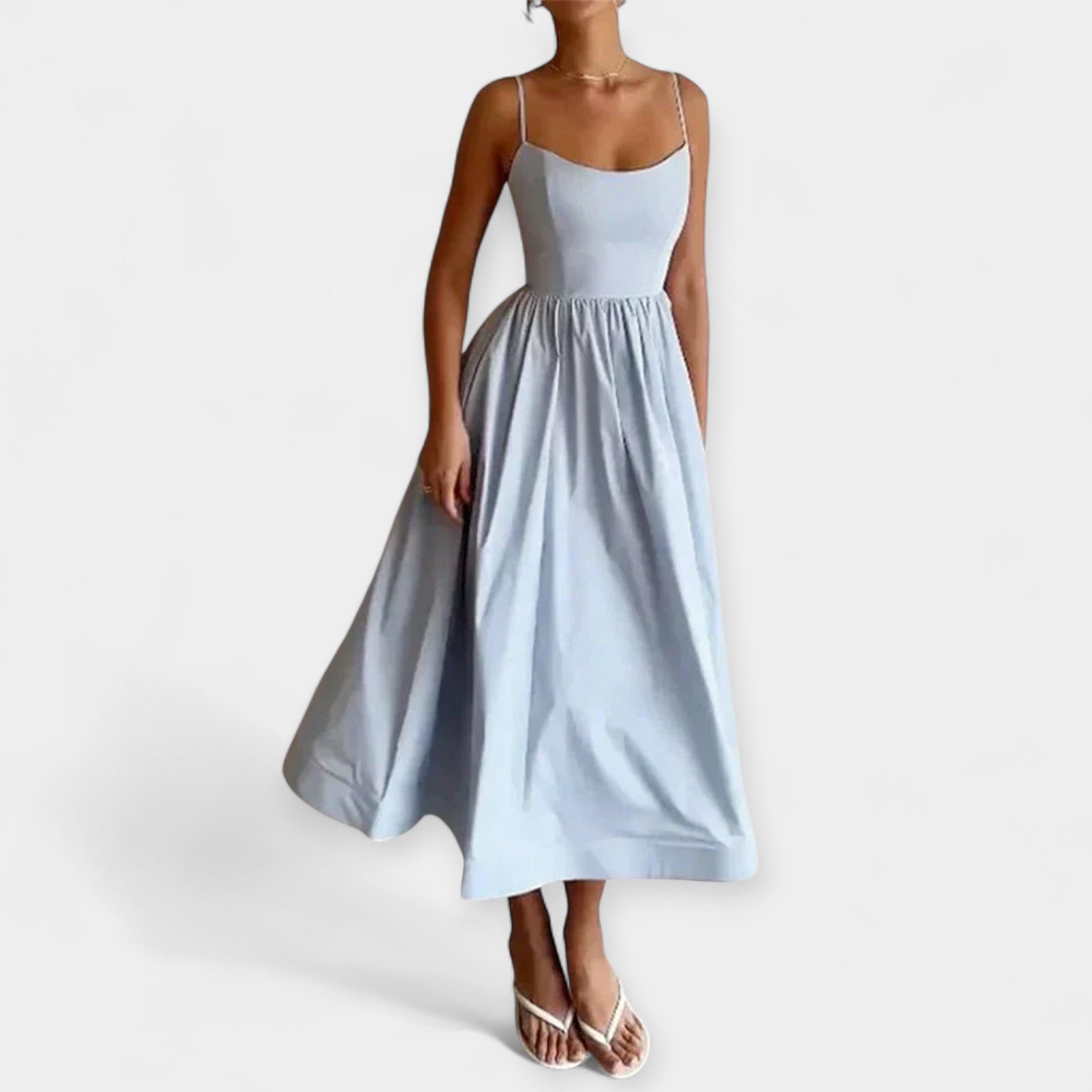 Robe courte à encolure ronde et bretelles