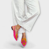 Jeu de couleurs avec un motif à pompons