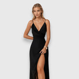 Liora – Robe longue en satin à fente et fines bretelles